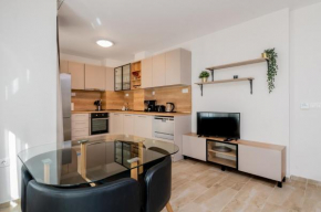 Chic 2BD Flat with Modern Furniture on Aldomirovska
